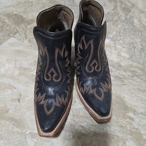 Ariat Black Ankle Boots with Decorative Stitching